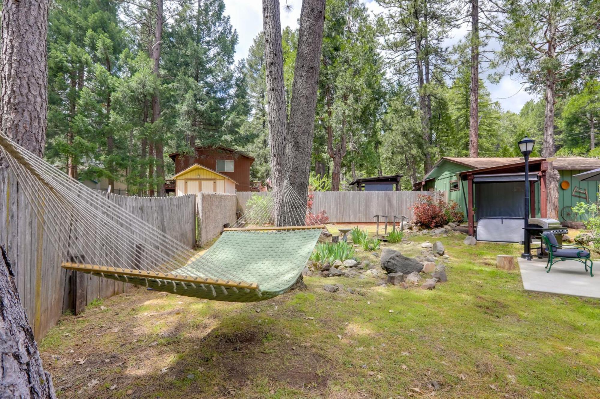 Quiet Pollock Pines Cabin With Hot Tub, 1 Mi To Lake Villa Eksteriør billede